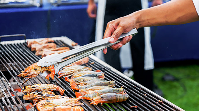 人数が多いパーティでは地元の食材をふんだんに使って屋外でのBBQパーティもおすすめ（イメージ）