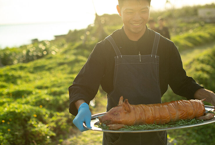 沖縄の離島では最高のもてなしとされる豚の丸焼きもサーブ