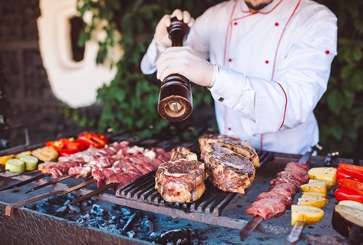 こじんまりウェディングでは、ガーデンでBBQを振舞いながら自由に食事を楽しめる会場も