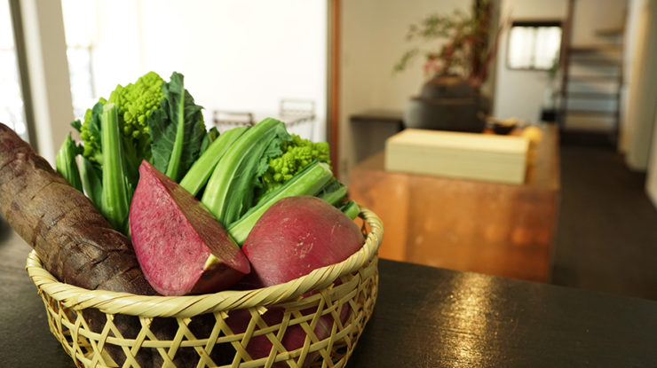 鎌倉野菜などこの場所ならではの滋味深い食材を使った目にも美味しい懐石料理をお楽しみください